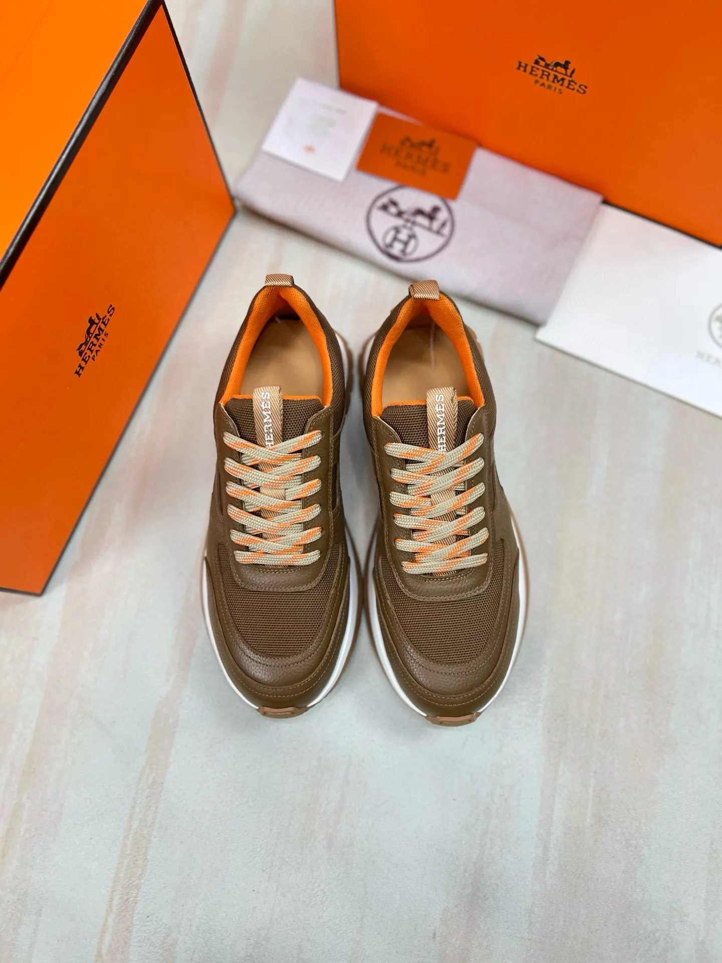 Factory price: 580💰Hermes Jimmy men's sneakers, Hermes high-tech canvas and suede goatskin sneakers with grooved rubber soles. Create a modern hiking style. Honey-colored rubber sole, white rubber midsole, pumpkin-colored high-tech canvas lining Size: 38-44 (45 customized)